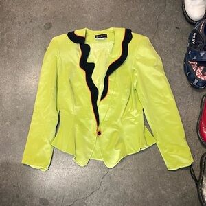 90s Bright green velvet blazer with black trim

Hong Kong 100% silk

SIZE 10